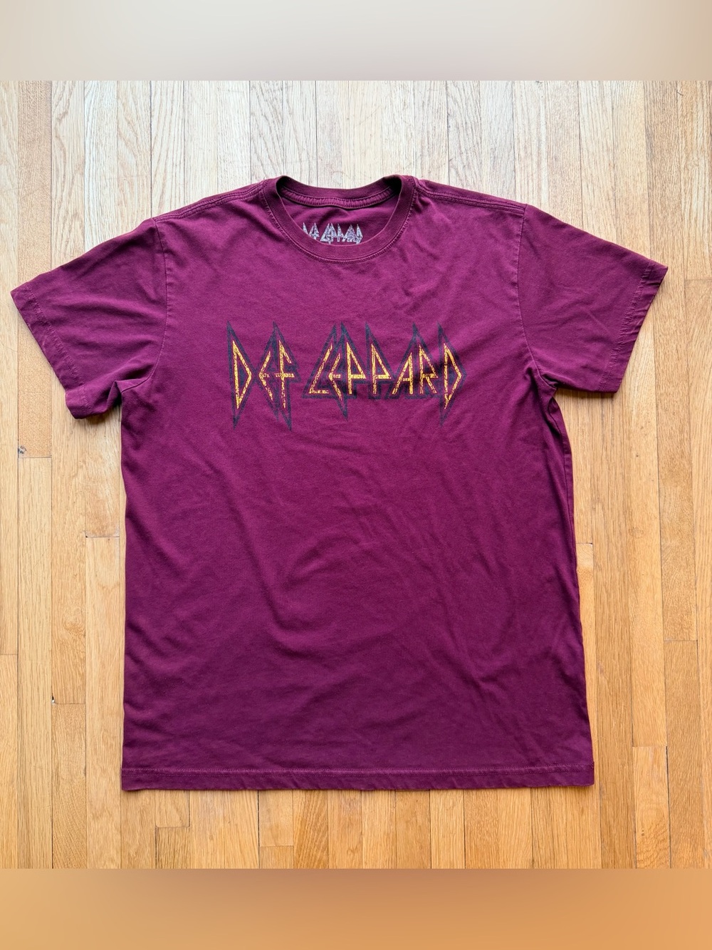 Def Leppard Maroon Graphic Short Sleeve Tee size M Band Tee Rock & Roll Unisex
